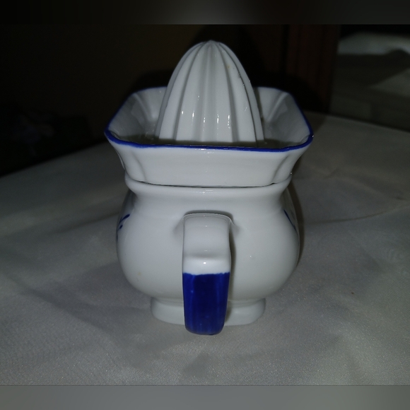 Vintage Citrus Juicer Reamer Pitcher Pottery Blue & White - Picture 8 of 10